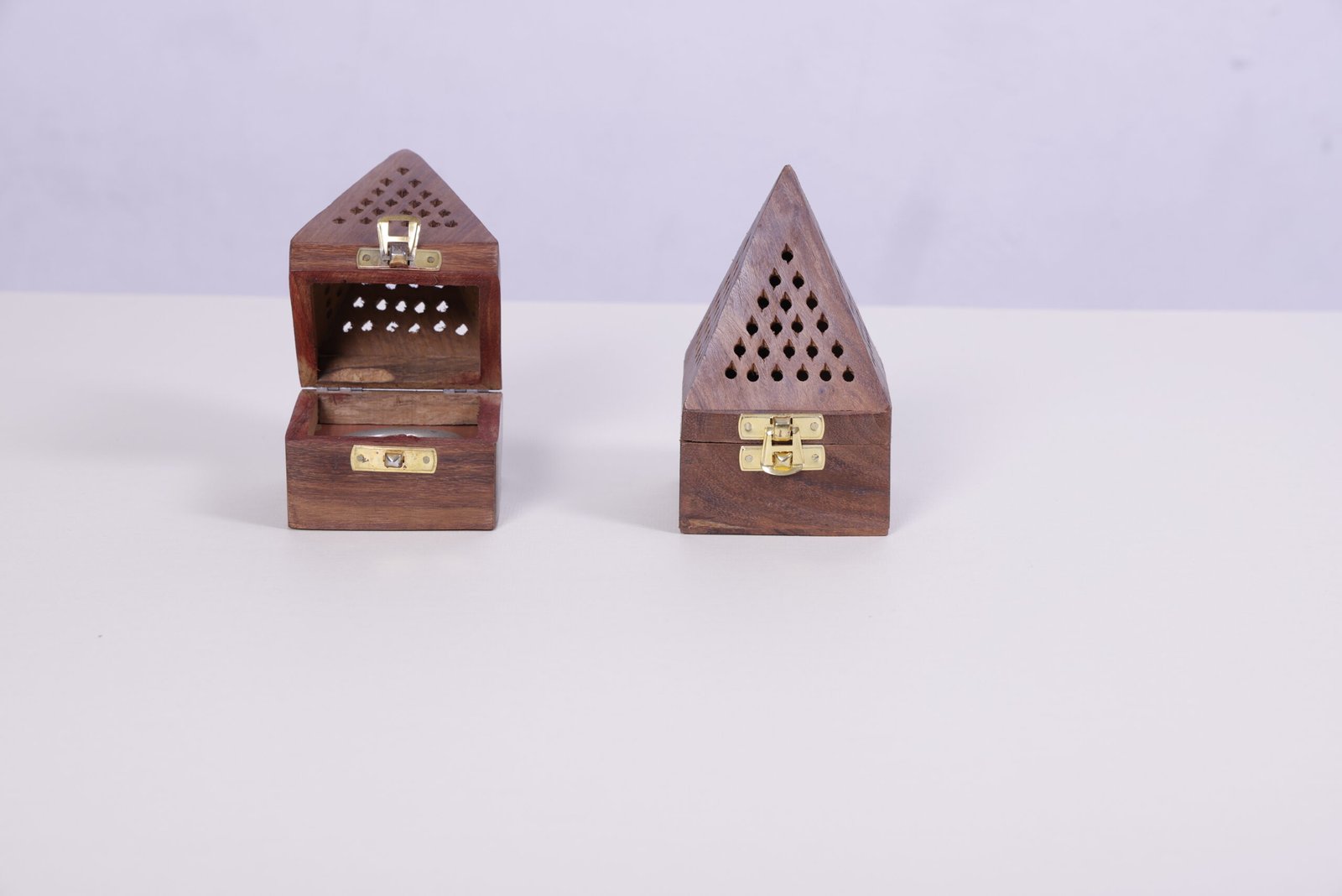 Wooden sampirani-dhoom stand pyramid